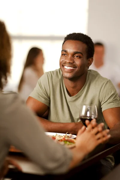 Schöner afrikanisch-amerikanischer Mann mit seiner Freundin — Stockfoto