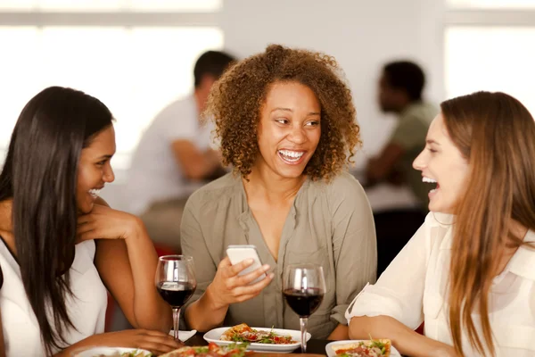 Grupo de chicas riendo en un restaurante — Foto de Stock