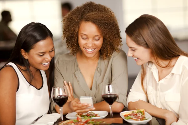 Grupo de chicas mirando un smartphone —  Fotos de Stock