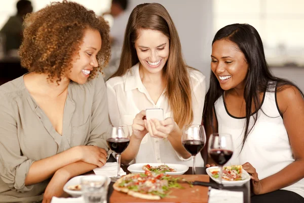 Grupo de chicas mirando un smartphone — Foto de Stock