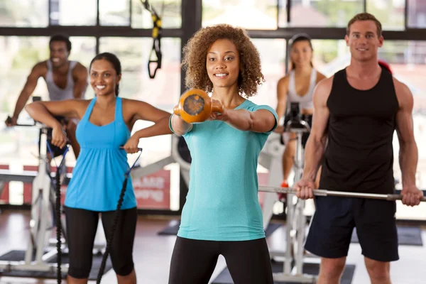 bir spor salonunda egzersiz grubu