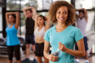 Bir spor salonunda genç karışık ırk kadın