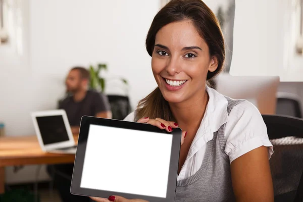 Genç girişimci onun tablet bilgisayar görüntüleme