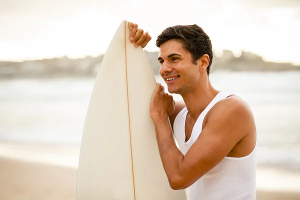 Genç sörfçü onun surfboard ile ayakta