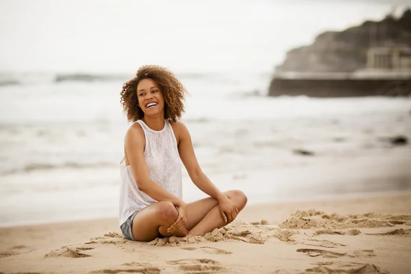 Jovem mulher mestiça picada na praia — Fotografia de Stock