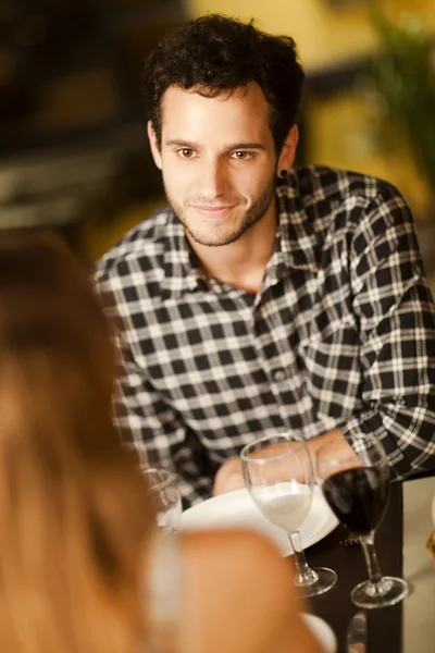 Glücklicher junger Mann in einem Restaurant — Stockfoto