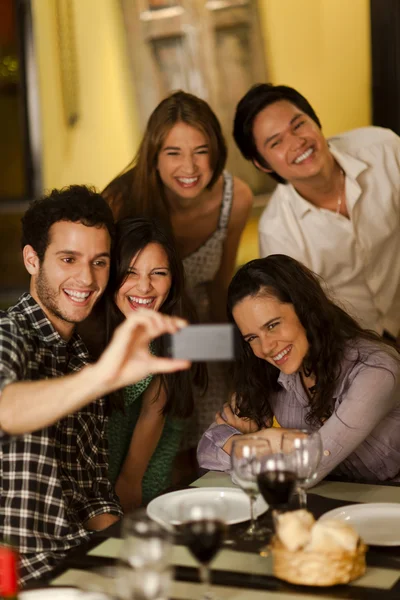 Grupo de jovens adultos tirando uma foto selfie — Fotografia de Stock