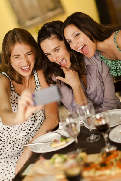 Três mulheres jovens tirando uma foto selfie — Fotografia de Stock