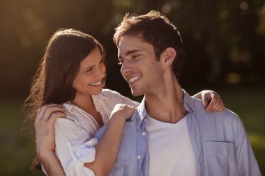 Genç çift birbirinden bir parkta holding