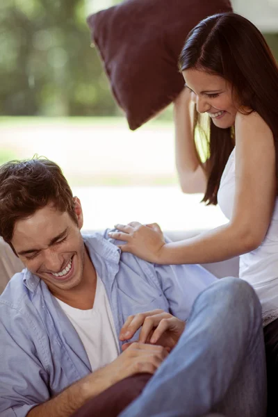 Jonge vrouw spelen met haar vriendje — Stockfoto