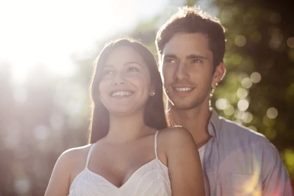 Beau jeune couple profitant du soleil — Photo