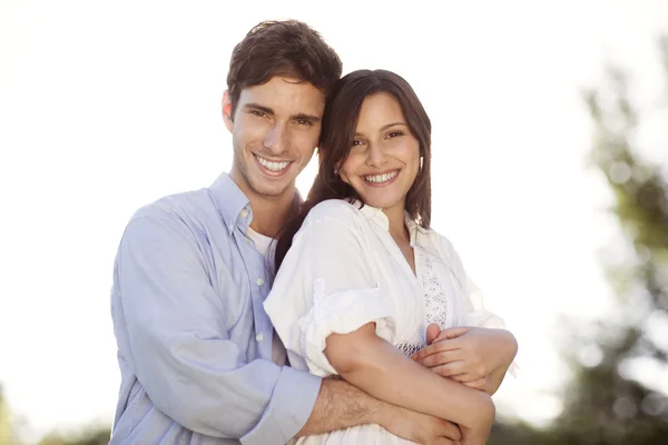 Jeune couple se tenant mutuellement dans un parc — Photo