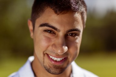 İspanyol genç gülümseyen