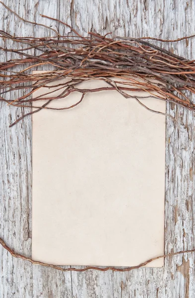 Staré dřevěné pozadí s papírem a suché větve — Stock fotografie