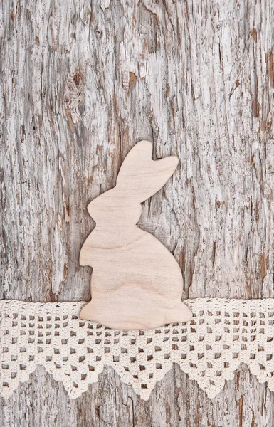 Fond de Pâques avec lapin en bois sur le vieux bois — Photo