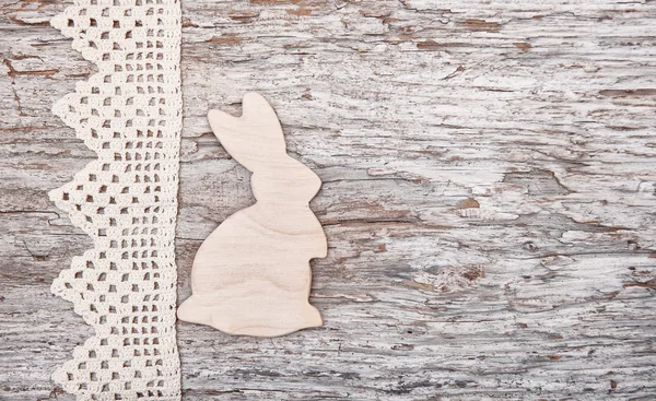 Fond de Pâques avec lapin en bois sur le vieux bois — Photo