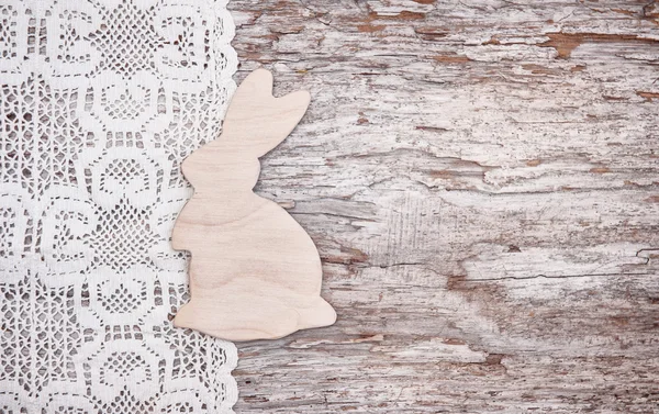 Пасхальный фон с деревянным кроликом на старом дереве — стоковое фото
