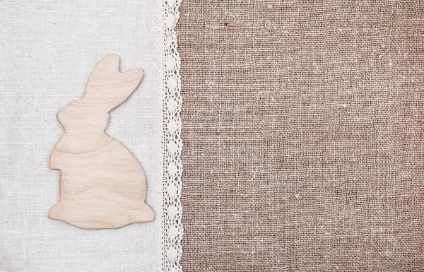 Fond de Pâques avec lapin en bois sur la toile de jute — Photo