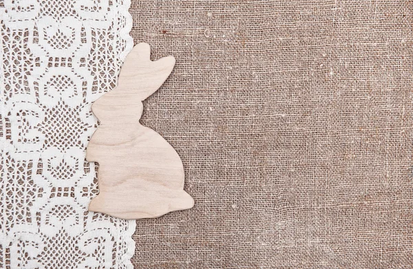 Påsk bakgrund med trä kanin på säckväv — Stockfoto