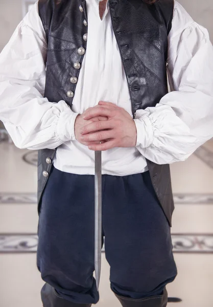 Hombre con ropa medieval sosteniendo daga — Foto de Stock