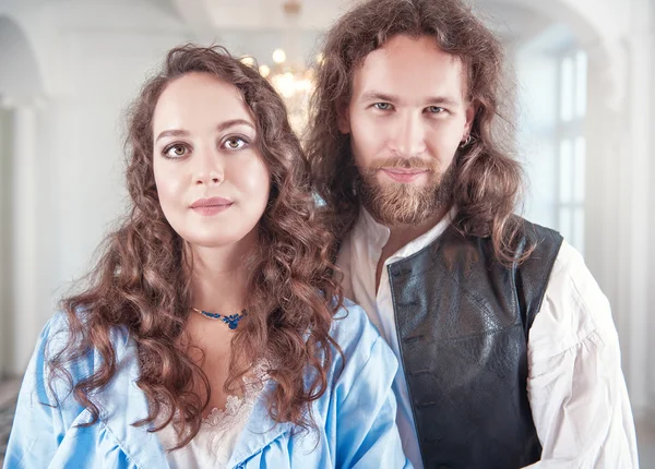 Mooi paar vrouw en man in middeleeuwse kleding — Stockfoto