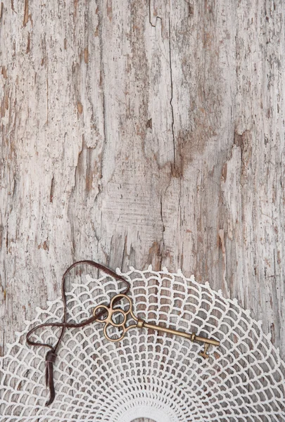 Fond vintage avec vieille clé et dentelle sur bois grossier — Photo