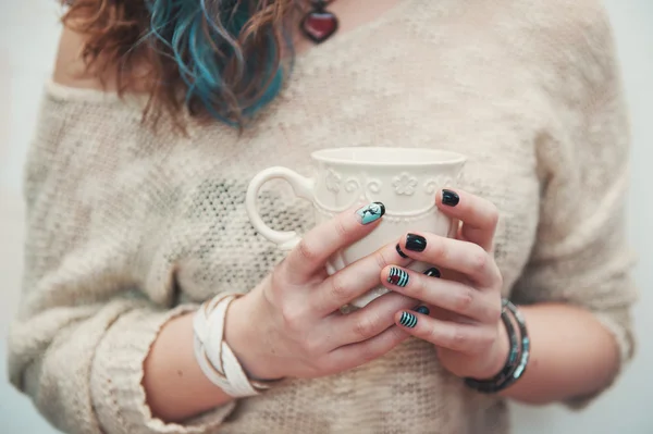 Donna mani in possesso di tazza di caffè — Foto Stock