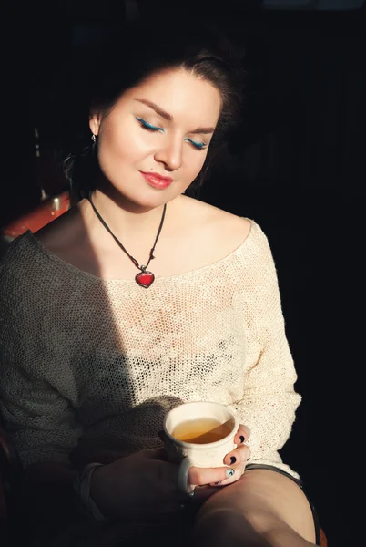 Unga vackra kvinnan koppla av med kopp te — Stockfoto
