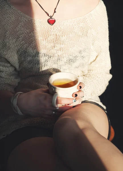 Jeune femme se détendre avec une tasse de thé — Photo