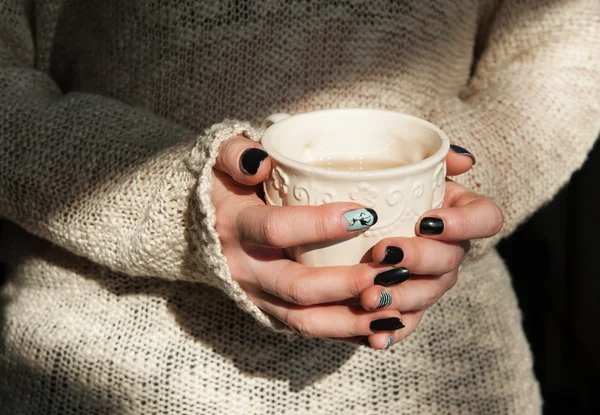 Kobieta ręce trzymając filiżankę kawy — Zdjęcie stockowe