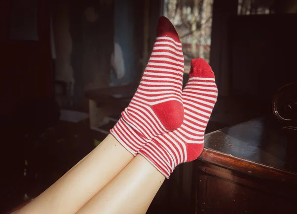 Pies de mujer en calcetines rojos. Concepto de relajación — Foto de Stock