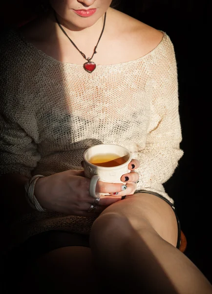 Mujer relajarse con la taza de té a la luz del sol —  Fotos de Stock