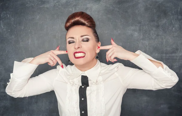 Mulher bonita com dedos nos ouvidos — Fotografia de Stock