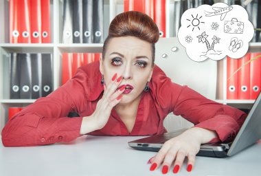 Yorgun sıkılmış iş kadını ofiste tatil hakkında rüya