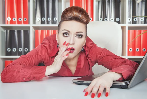 Müde Geschäftsfrau im Büro. Überarbeitungskonzept — Stockfoto