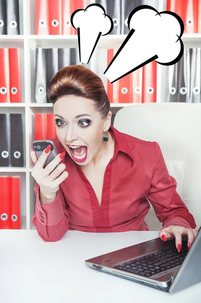 Mujer de negocios gritando enojado con teléfono — Foto de Stock