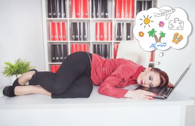Masaya uyku ve rüya tatil hakkında iş kadını