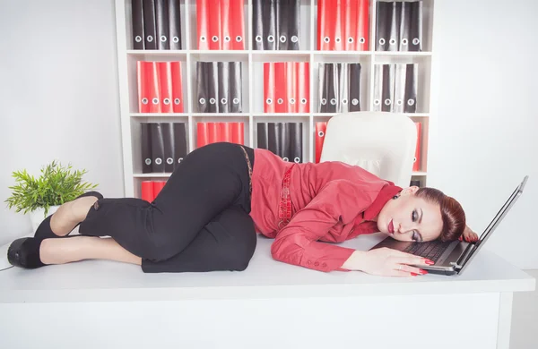 Empresária cansada dormindo na mesa — Fotografia de Stock