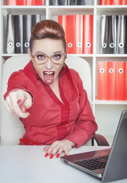 Arg galen kvinna boss pekar ut — Stockfoto
