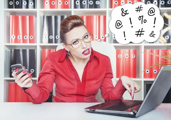 Crazy affärskvinna arbetar med laptop — Stockfoto