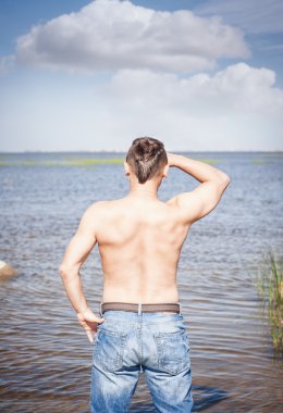 Yakışıklı adamla çıplak gövde ufukta arıyorsunuz 