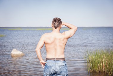 Yakışıklı adamla çıplak gövde ufukta arıyorsunuz 