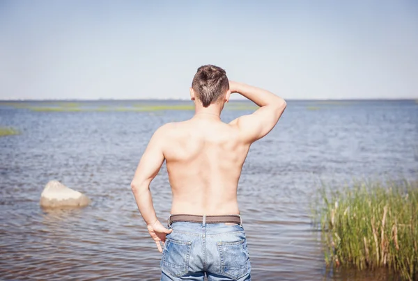 Красивий чоловік з голим торсом дивиться на горизонт — стокове фото