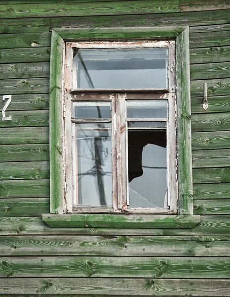 Vieja ventana de madera en la casa abandonada — Foto de Stock