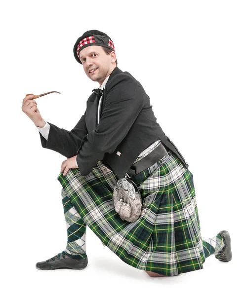 Escocês homem em traje tradicional com cachimbo de fumar — Fotografia de Stock