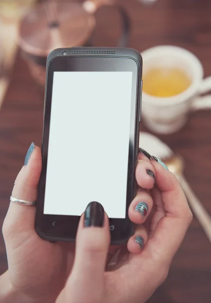 Vrouw met lege lege witte smartphone — Stockfoto