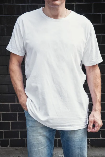 Gespierde man die witte lege t-shirt — Stockfoto