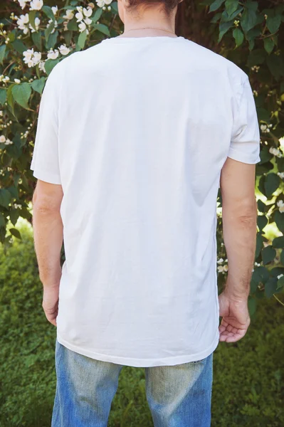 Мускулистый мужчина сзади в белой пустой футболке — стоковое фото