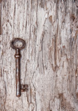 İle yıpranmış ahşap üzerine eski anahtar antika arka plan