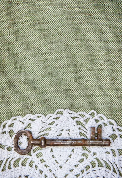 Vintage bakgrund med lacy och gamla nyckel på säckväv konsistens — Stockfoto